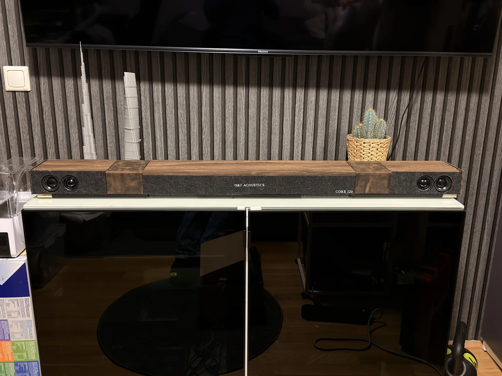 Core 120 Gen. 3 — aufgebaut unter dem Fernseher, volle Breite