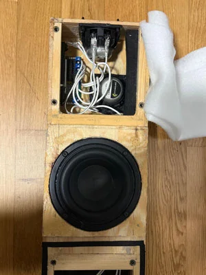 Studio Bar Ambience — Gehäuse offen, Tieftöner sichtbar