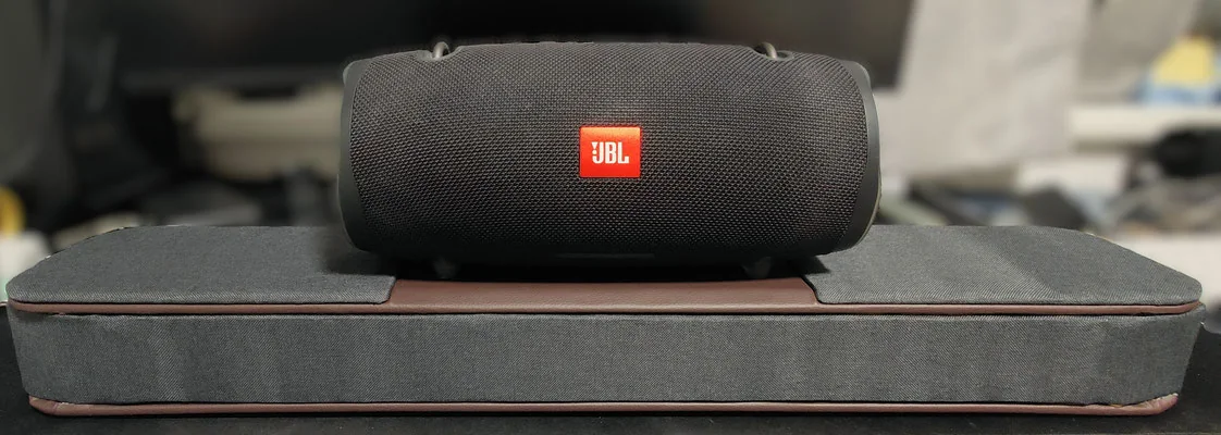 Studio Bar Élégance — daneben ein Bluetooth-Lautsprecher als Größenvergleich